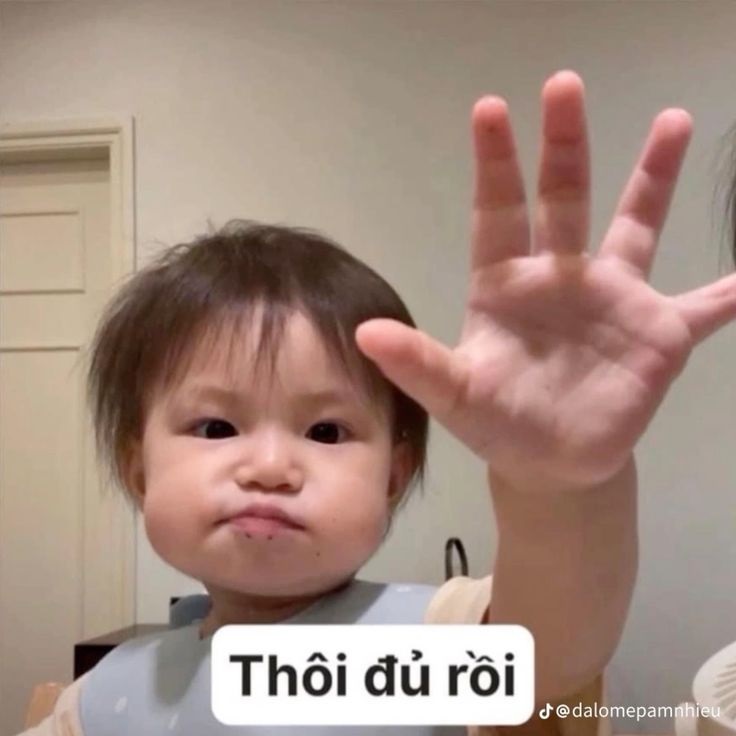 meme em bé ngồi